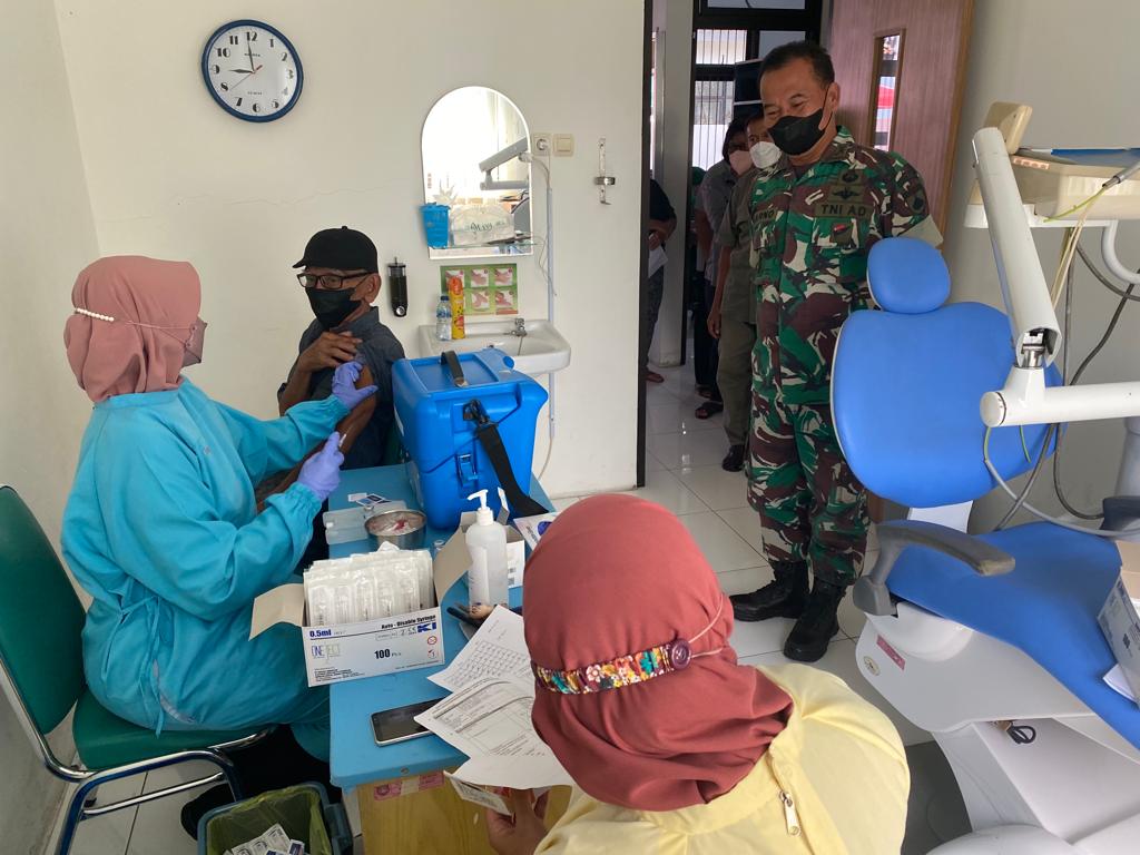 Danramil 03 Serengan Kapten Inf Karno Cek Vaksin di Puskesmas Makam Cilik (V24/AL)
