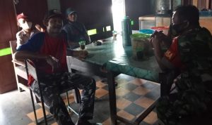 Semakin Akrab! Babinsa Desa Gading Melakukan Komunikasi Sosial Bersama Warga (V24/AL)