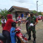 Babinsa Bagikan Masker Gratis, Upaya Cegah Covid 19 Varian Baru (V24/AL)