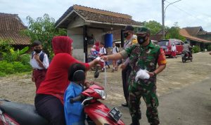 Babinsa Bagikan Masker Gratis, Upaya Cegah Covid 19 Varian Baru (V24/AL)