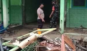 Babinsa Dan Bhabinkamtibmas Kemusu Siaga, SMA N I Kemusu Terendam Banjir (V24/AL)