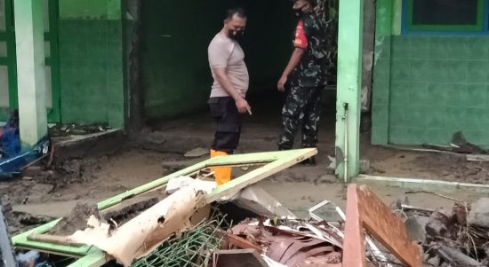 Babinsa Dan Bhabinkamtibmas Kemusu Siaga, SMA N I Kemusu Terendam Banjir (V24/AL)