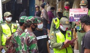 Bamin Bakti TNI & Babinsa Joyontakan Sasar PPKM di Pasar Hardjodaksino (V24/AL)