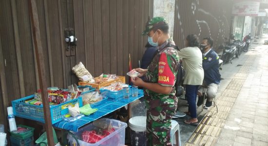 Sertu Rohmad Sasar PPKM level 2 di Sepanjang Jl. Dr. Rajiman Jayengan (V24/AL)
