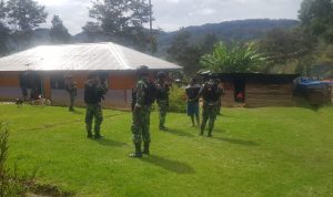 Perkuat Tali Silaturahmi, Satgas Kodim Yalimo Yonif RK 751/VJS Anjangsana Temui Para Tokoh di Wilayah Binaan (V24/AL)