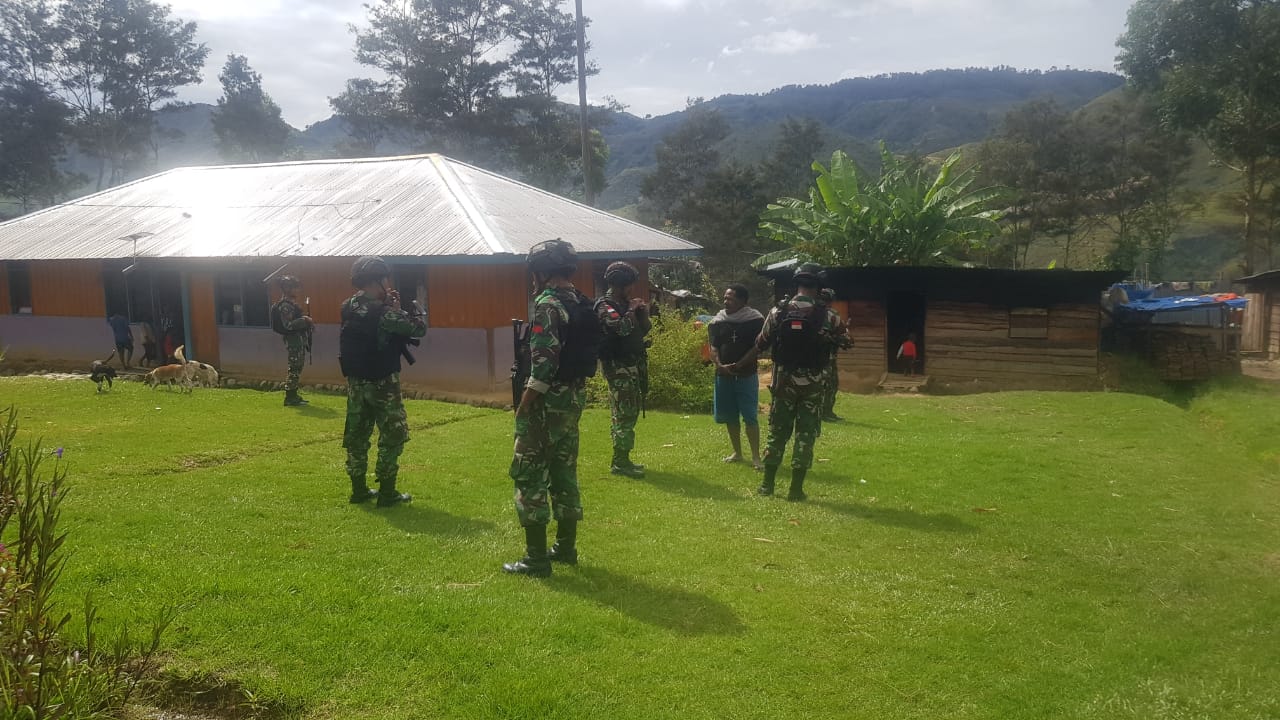 Perkuat Tali Silaturahmi, Satgas Kodim Yalimo Yonif RK 751/VJS Anjangsana Temui Para Tokoh di Wilayah Binaan (V24/AL)