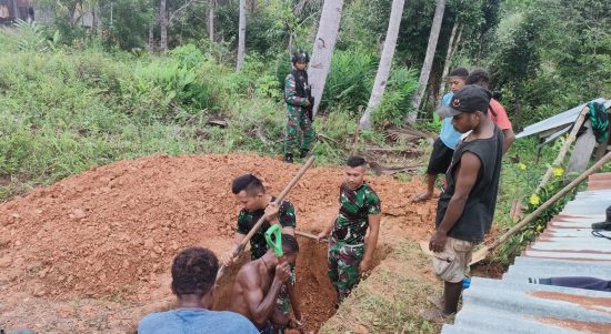 Meringankan Beban Warga, Satgas Pamtas Yonif 126/KC Bantu Proses Pemakaman (V24/AL)