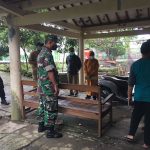 Bersinergi Babinsa Dan Bhabinkamtipmas Dampingi Tim Tracker (V24/AL)