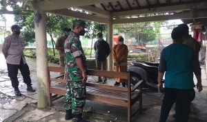 Bersinergi Babinsa Dan Bhabinkamtipmas Dampingi Tim Tracker (V24/AL)