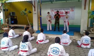 Jaga Kerukunan, Babinsa Banaran Memberikan Wawasan Kebangsaan Kepada Anggota Pencak Silat (V24/AL)