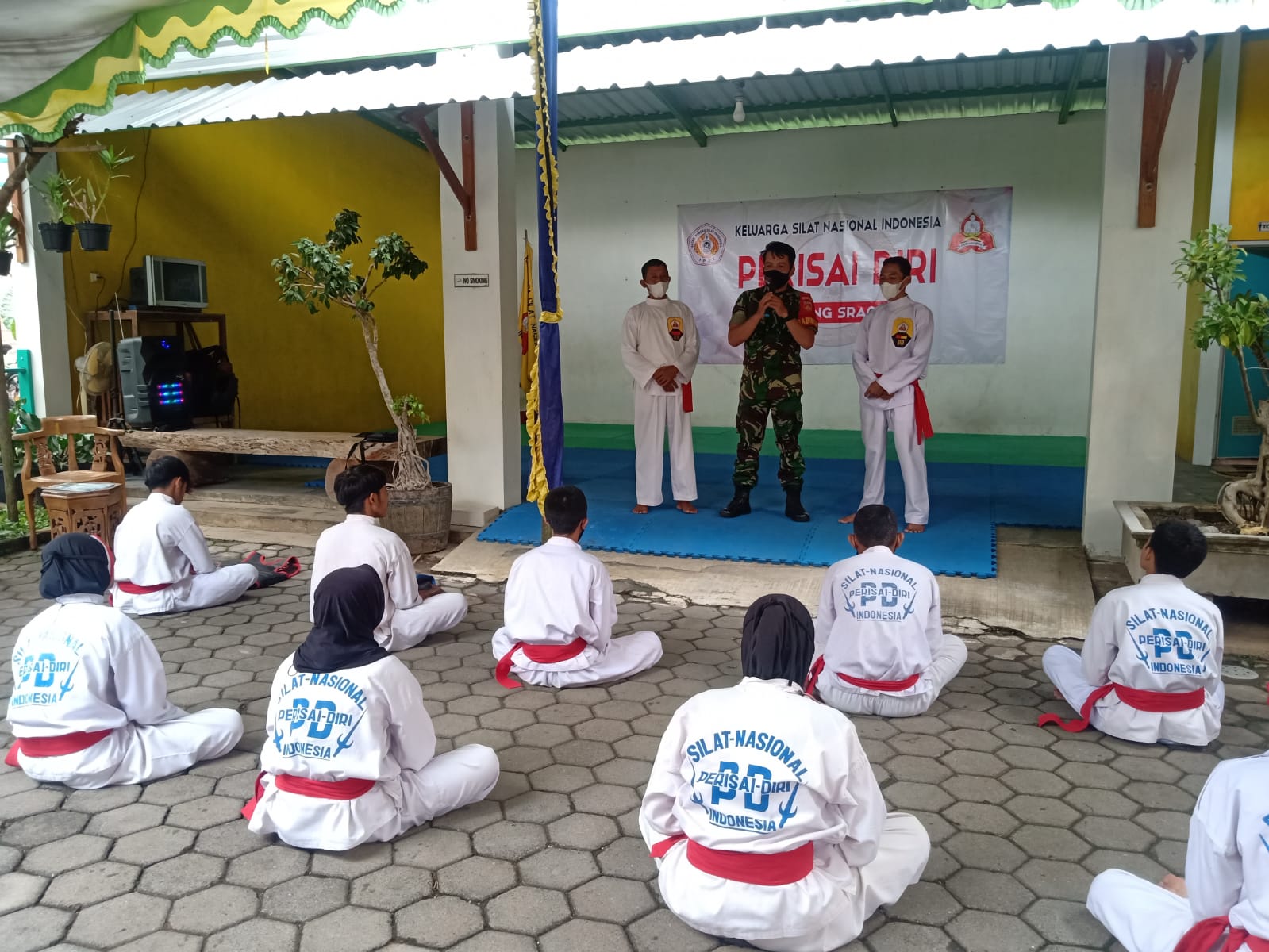 Jaga Kerukunan, Babinsa Banaran Memberikan Wawasan Kebangsaan Kepada Anggota Pencak Silat (V24/AL)