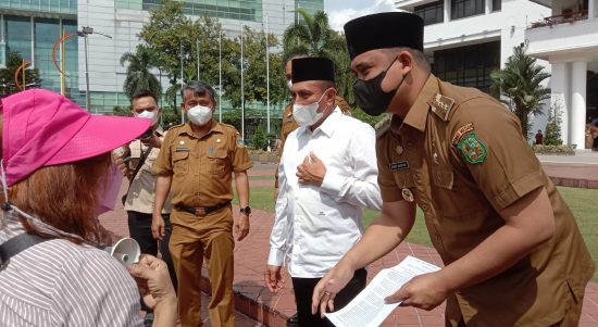 Diduga Tak Mampu Benahi Pasar, Ratusan Pedagang Minta Suwarno Dicopot dari Dirut PUD Pasar (V24/AL)