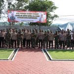 Kapolres Kukar AKBP Arwin Amrih Wientama Dampingi Apel Perdana Dandim 0906/KKR di Mako Polres Kutai Kartanegara (V24/AL)