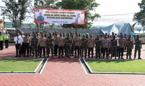 Kapolres Kukar AKBP Arwin Amrih Wientama Dampingi Apel Perdana Dandim 0906/KKR di Mako Polres Kutai Kartanegara (V24/AL)