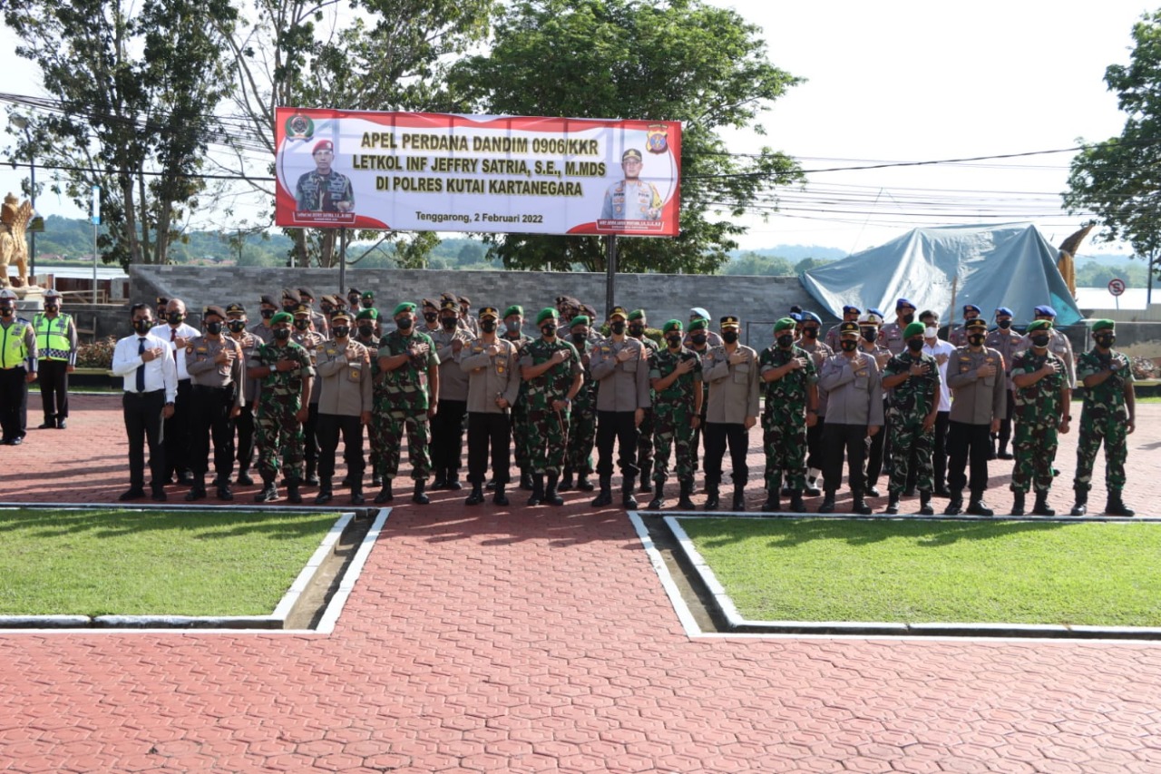 Kapolres Kukar AKBP Arwin Amrih Wientama Dampingi Apel Perdana Dandim 0906/KKR di Mako Polres Kutai Kartanegara (V24/AL)