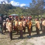 Satgas Kodim Yalimo Yonif RK 751/VJS Ajarkan Baris Berbaris Dan Wawasan Kebangsaan Pada Generasi Muda (V24/AL)