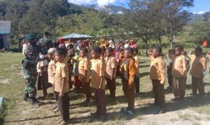 Satgas Kodim Yalimo Yonif RK 751/VJS Ajarkan Baris Berbaris Dan Wawasan Kebangsaan Pada Generasi Muda (V24/AL)