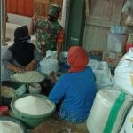 Komsos Dipasar Trantang, Babinsa Selipkan Prokes Kamis (03/02/2022) (V24/AL)