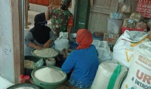 Komsos Dipasar Trantang, Babinsa Selipkan Prokes Kamis (03/02/2022) (V24/AL)