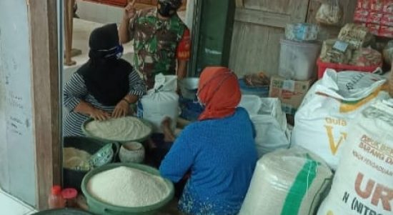 Komsos Dipasar Trantang, Babinsa Selipkan Prokes Kamis (03/02/2022) (V24/AL)