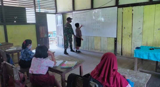 Cerdaskan Anak Bangsa Anggota Satgas Yonif 144/JY laksanakan Gadik Bahasa Indonesia di SDN 04 Perbatasan Kamis (03/02/2022) (V24/AL)