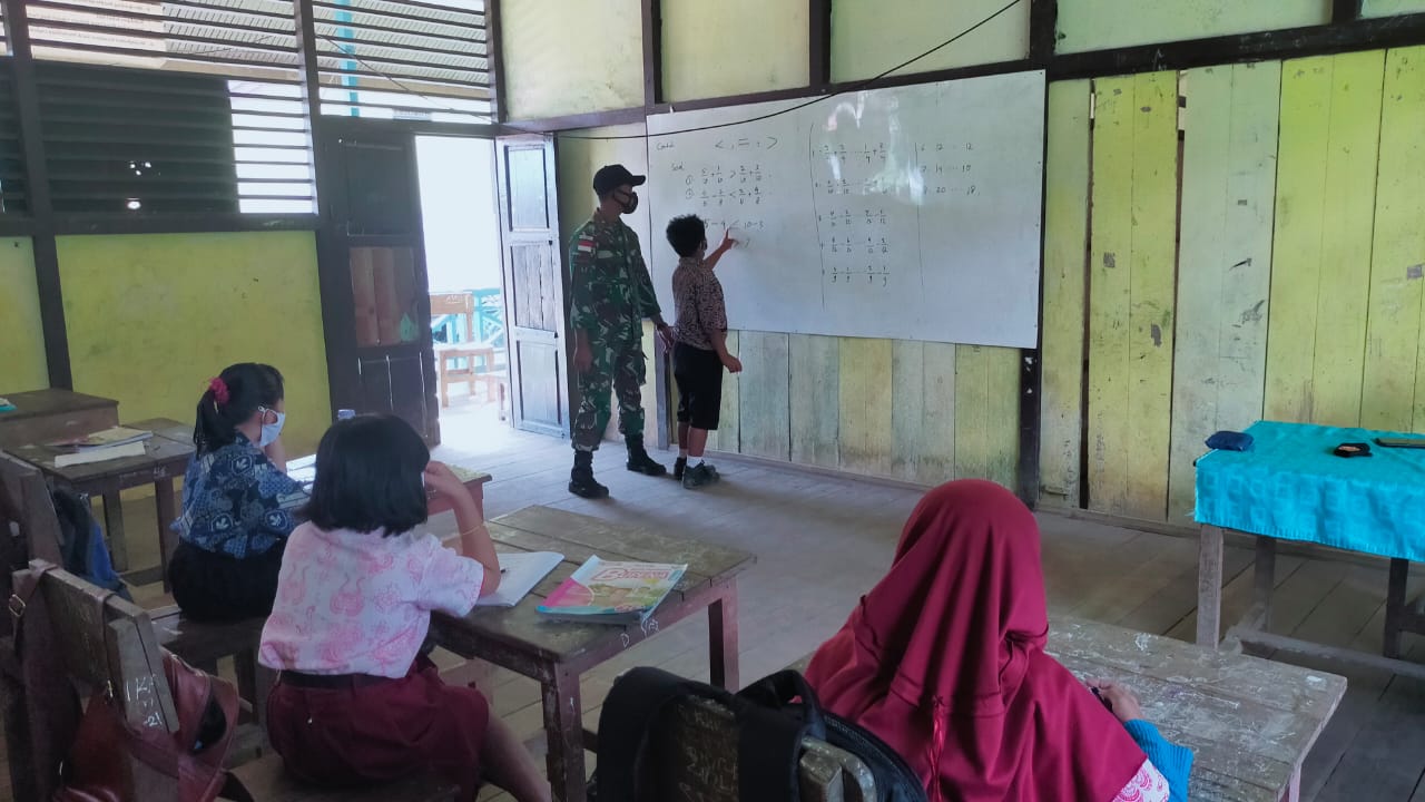 Cerdaskan Anak Bangsa Anggota Satgas Yonif 144/JY laksanakan Gadik Bahasa Indonesia di SDN 04 Perbatasan Kamis (03/02/2022) (V24/AL)