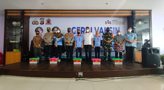 Maksimalkan Vaksinasi Booster, Wakapolda Banten dan Kapolresta Tangerang Tinjau Gerai Vaksin Presisi Mayora, Kamis (03/02/22), (V24/AL)