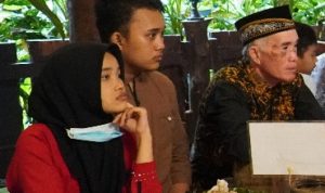 Setelah Shooting Film Alin, Sutradara dan Crew Makan Bersama di Cabe Ijo, Kamis (03/02/2022), (V24/AL)