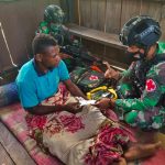 Satgas Kodim Yalimo Yonif RK 751/VJS Layani Masyarakat Dalam Bidang Kesehatan, Sabtu (05/02/2022), (V24/AL)