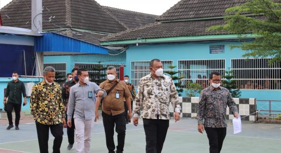 Sekretaris Direktorat Jenderal Pemasyarakatan dan Sekretaris Inspektorat Jenderal Kemenkumham RI Kunjungi Rutan 1 Medan Kanwil Kumham Sumut, Sabtu (05/02/2022), (V24/AL)