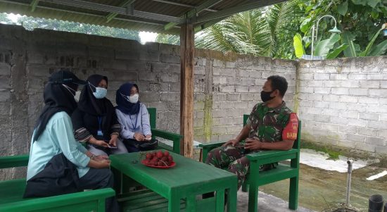 Mahasiswa Gandeng Babinsa Dalam Melaksanakan KKN , Minggu (06/02/2022), (V24/AL)