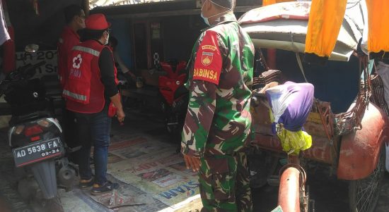 Kepedulian Babinsa dan Bhabinkamtibmas Dalam mencegah Penyebaran Corono , Minggu (06/02/2022), (V24/AL)