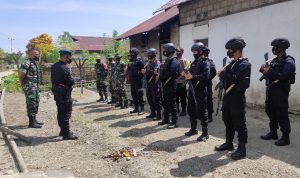 Meminimalisir Berita Hoax! Satgas Kodim Maluku Yonarhanud 11/WBY Bersama Tim Gabungan Melaksanakan Kegiatan Anjangsana di Desa Lokki , Minggu (06/02/2022), (V24/AL)
