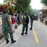 Anggota Satgas Kodim Maluku Yonarhanud 11/WBY Pos Ramil Lokki bersama dengan Kepolisian dan Babinsa, melaksanakan anjangsana ke rumah warga yang bertujuan untuk meminimalisir/memperkecil isu dan Hoax yang beredar di wilayah binaan Pos Ramil Lokki, Minggu (06/02/2022), (V24/AL)