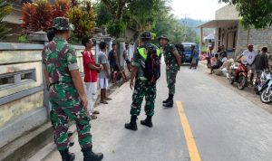 Anggota Satgas Kodim Maluku Yonarhanud 11/WBY Pos Ramil Lokki bersama dengan Kepolisian dan Babinsa, melaksanakan anjangsana ke rumah warga yang bertujuan untuk meminimalisir/memperkecil isu dan Hoax yang beredar di wilayah binaan Pos Ramil Lokki, Minggu (06/02/2022), (V24/AL)