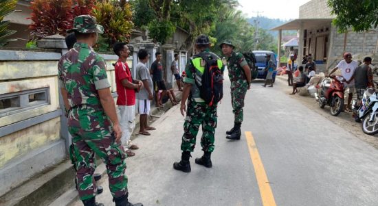 Anggota Satgas Kodim Maluku Yonarhanud 11/WBY Pos Ramil Lokki bersama dengan Kepolisian dan Babinsa, melaksanakan anjangsana ke rumah warga yang bertujuan untuk meminimalisir/memperkecil isu dan Hoax yang beredar di wilayah binaan Pos Ramil Lokki, Minggu (06/02/2022), (V24/AL)