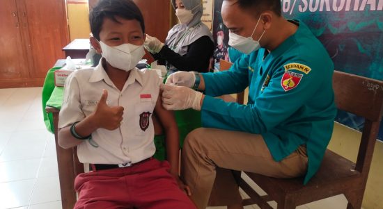 Kodim Sukoharjo gelar Vaksinasi dosis ke 2 untuk anak usia 6 SD 8 Tahun, Senin (07/02/2022), (V24/AL)