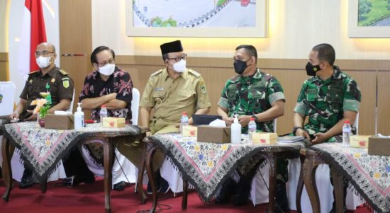 Danrem 071/Wijayakusuma Bersama Forkopimda Banyumas Ikuti Vicon dengan Presiden RI, Senin (07/02/2022), (V24/AL)