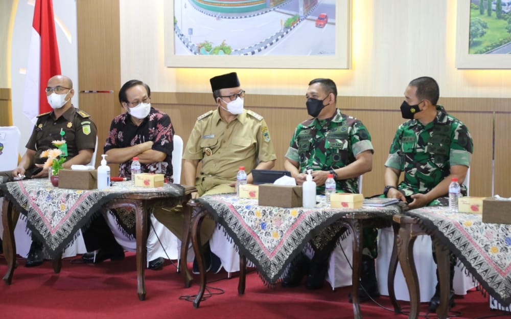 Danrem 071/Wijayakusuma Bersama Forkopimda Banyumas Ikuti Vicon dengan Presiden RI, Senin (07/02/2022), (V24/AL)