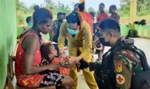 Bersama Nakes Puskesmas Satgas Pamtas RI-PNG Yonif 711/Raksatama Gelar Posyandu , Selasa (08/02/2022), (V24/AL)
