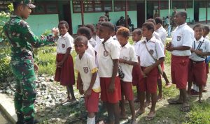 Cerdaskan Penerus Bangsa, Anggota Satgas Pamtas Yonif 126/KC Berikan Materi Wawasan Kebangsaan Bagi Siswa-siswi Perbatasan Selasa (08/02/2022), (V24/AL)