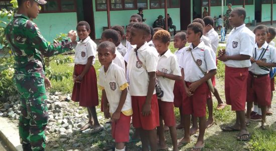 Cerdaskan Penerus Bangsa, Anggota Satgas Pamtas Yonif 126/KC Berikan Materi Wawasan Kebangsaan Bagi Siswa-siswi Perbatasan Selasa (08/02/2022), (V24/AL)