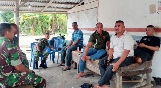 Komsos Cegah Dini Keributan Antar Pemuda Negeri Tehoru dan Negeri Sonolu oleh Satgas Kodim Maluku Yonarhanud 11/WBY, Selasa (08/02/2022), (V24/AL)