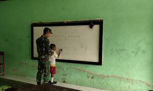 Murid Senang Kami Pun Senang, Anak Perbatasan Belajar Bersama Anggota Satgas Pamtas Yonif 126/KC , Selasa (08/02/2022), (V24/AL)