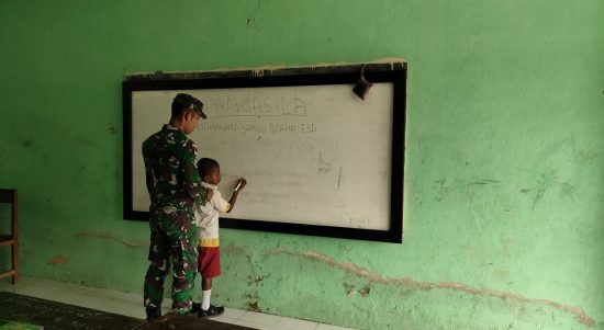 Murid Senang Kami Pun Senang, Anak Perbatasan Belajar Bersama Anggota Satgas Pamtas Yonif 126/KC , Selasa (08/02/2022), (V24/AL)