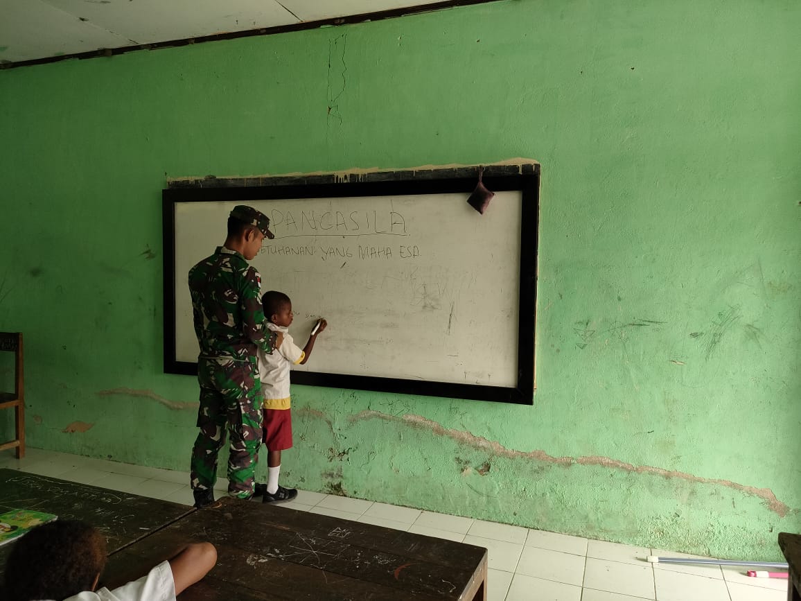 Murid Senang Kami Pun Senang, Anak Perbatasan Belajar Bersama Anggota Satgas Pamtas Yonif 126/KC , Selasa (08/02/2022), (V24/AL)