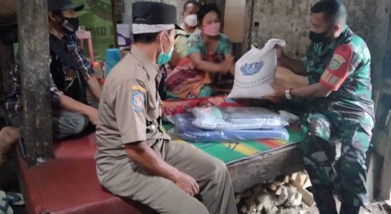 Dandim 0601 Pandeglang Melalui Danramil, Berikan Bantuan Kepada Warga Yang Terkena Bencana , Selasa (08/02/2022), (V24/AL)