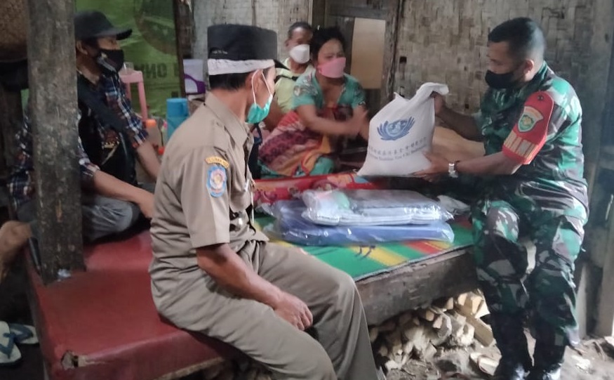 Dandim 0601 Pandeglang Melalui Danramil, Berikan Bantuan Kepada Warga Yang Terkena Bencana , Selasa (08/02/2022), (V24/AL)