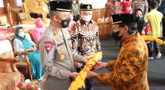 Kapolda Kaltim Irjen Pol Imam Sugianto Silaturahmi ke Sultan Kutai Kartanegara Ing Martadipura Aji Muhammad Arifin di Kedaton Kesultanan, Rabu (09/02/2022), (V24/AL)