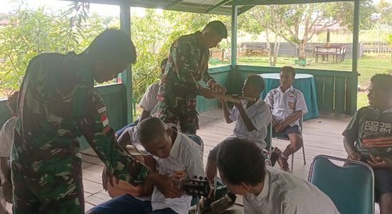 Kreativitas Satgas Yonif 126/KC, Latihkan Musik Kepada Anak-Anak Perbatasan, Rabu (09/02/2022), (V24/AL)